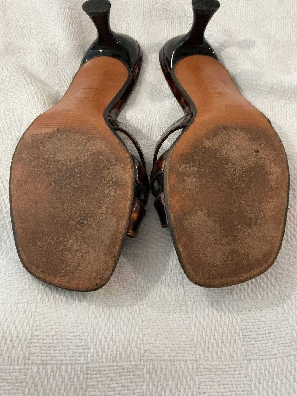 Stuart Weitzman Brown Tortoiseshell Patent Leather Slide Sandals with Bow Accent - Picture 6 of 7